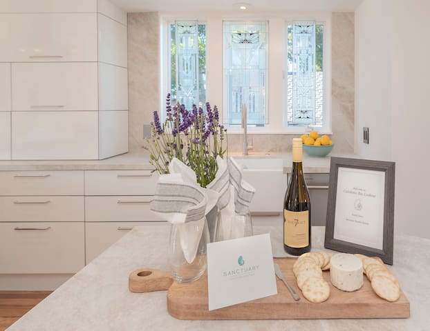 3817 Caledonia Bay Lookout – Walk to Bay and Park gallery image 4