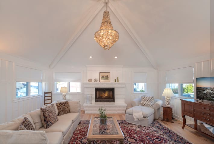 3817 Caledonia Bay Lookout – Walk to Bay and Park gallery image 2