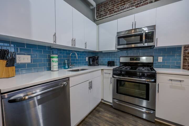 Luxury at a Discount | 3br/2ba | 200mbps Internet gallery image 2