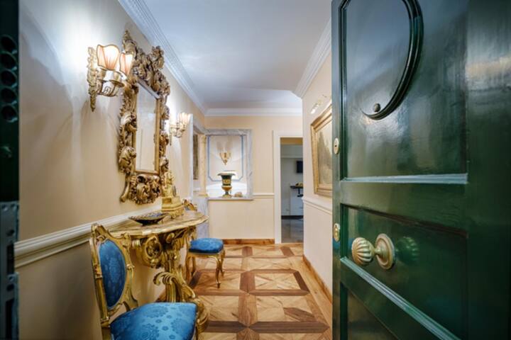 Luxury 2BR Apartment near Spanish Steps gallery image 2