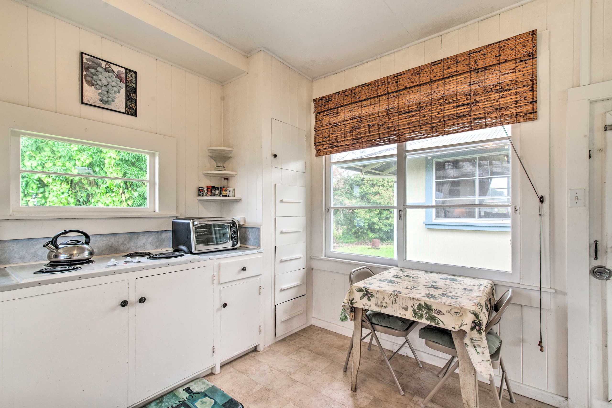 Home in Hilo · ★4.67 · 2 bedrooms · 3 beds · 1 shared bath - Image 10