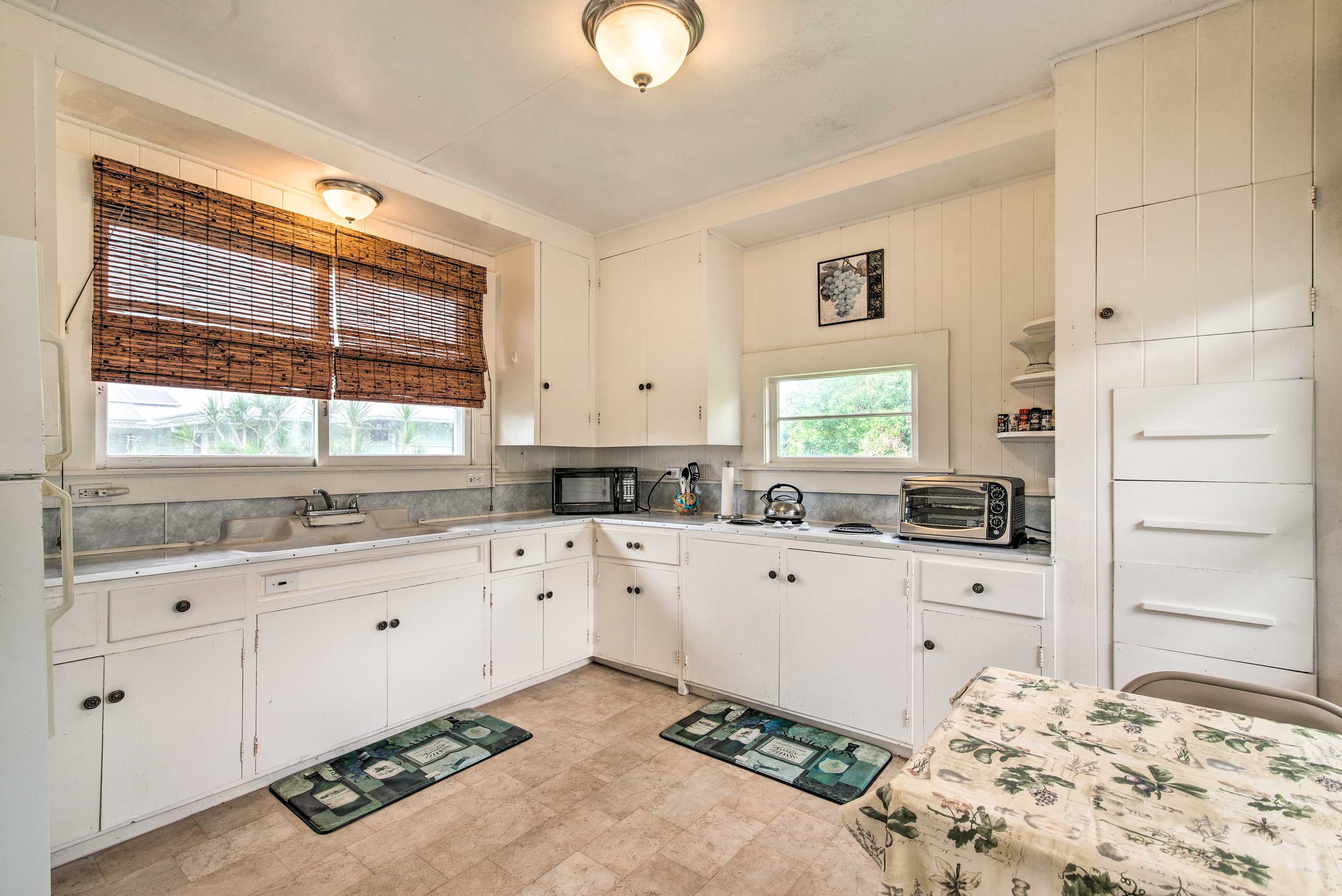 Home in Hilo · ★4.67 · 2 bedrooms · 3 beds · 1 shared bath - Image 9