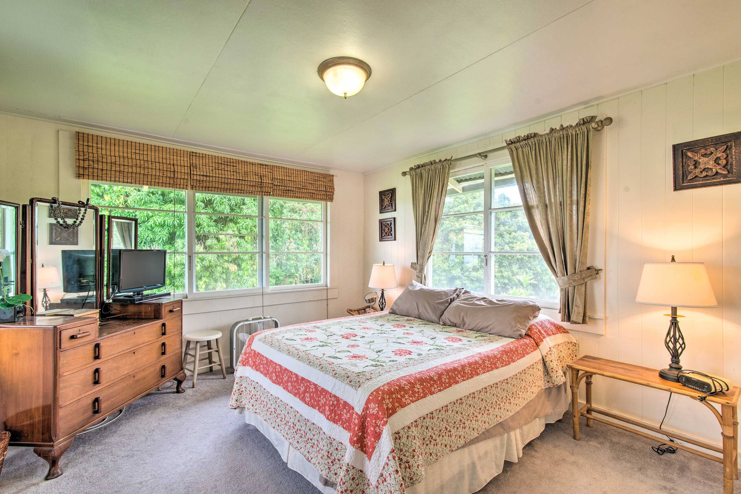 Home in Hilo · ★4.67 · 2 bedrooms · 3 beds · 1 shared bath - Image 11