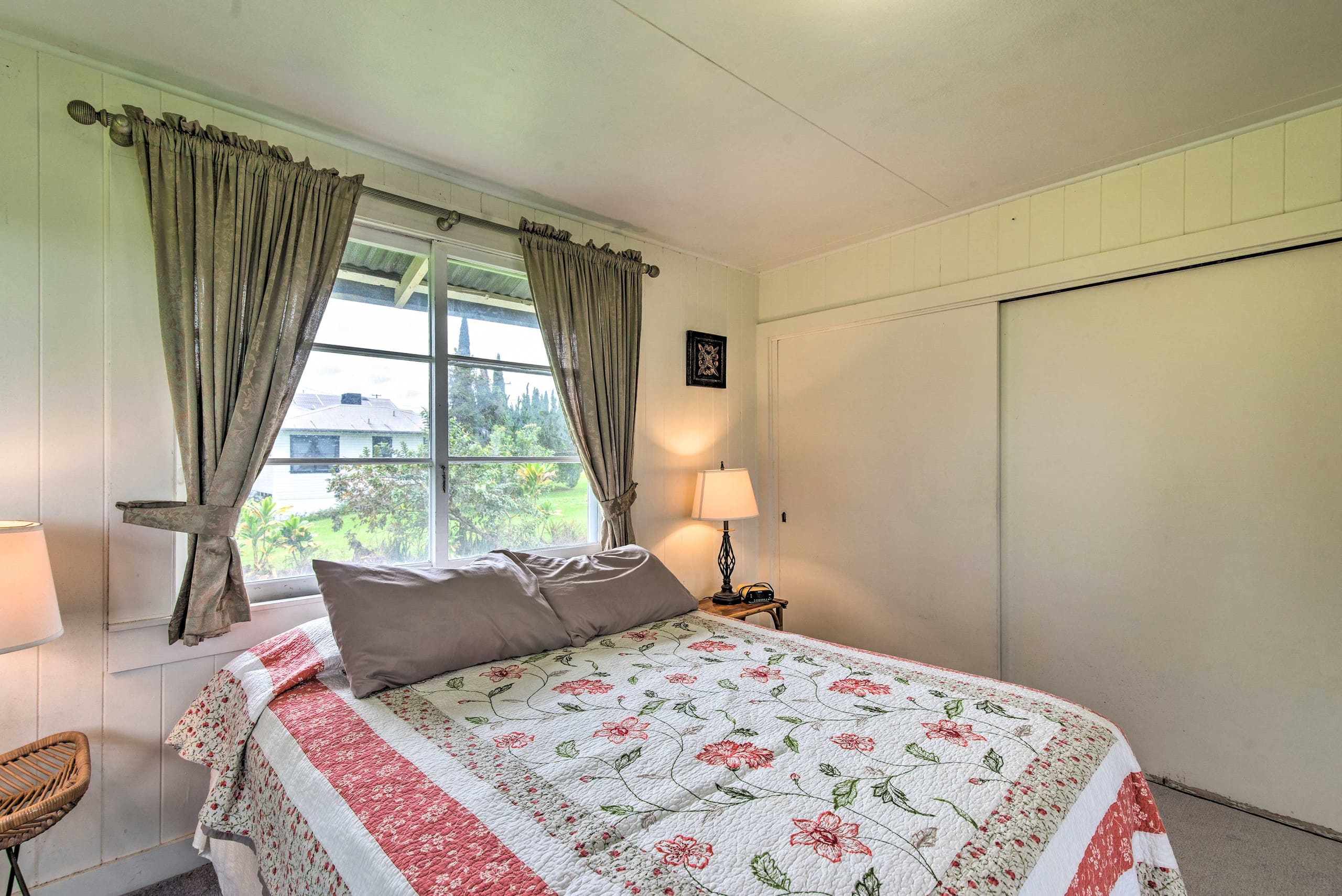 Home in Hilo · ★4.67 · 2 bedrooms · 3 beds · 1 shared bath - Image 12