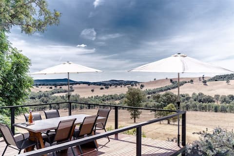 Benalla/Winton Luxe Hilltop Farmhouse Sleeps 9