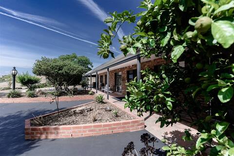 Hilltop Views Farm Stay – Sleeps 9, Near Winton