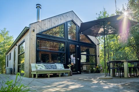 Lakefront Nature House in Friesland: Skries