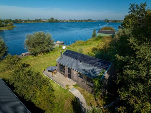 Waterlodge Reidhintsje on the water in Friesland