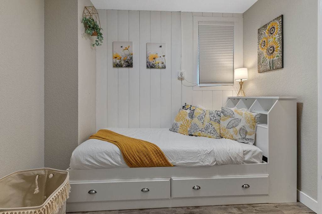 在舒适的全新床上放松身心。