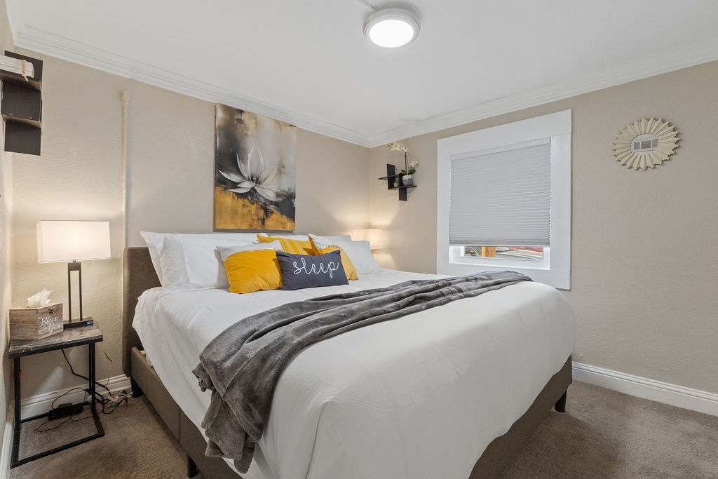 主卧室有一张加大双人床。 