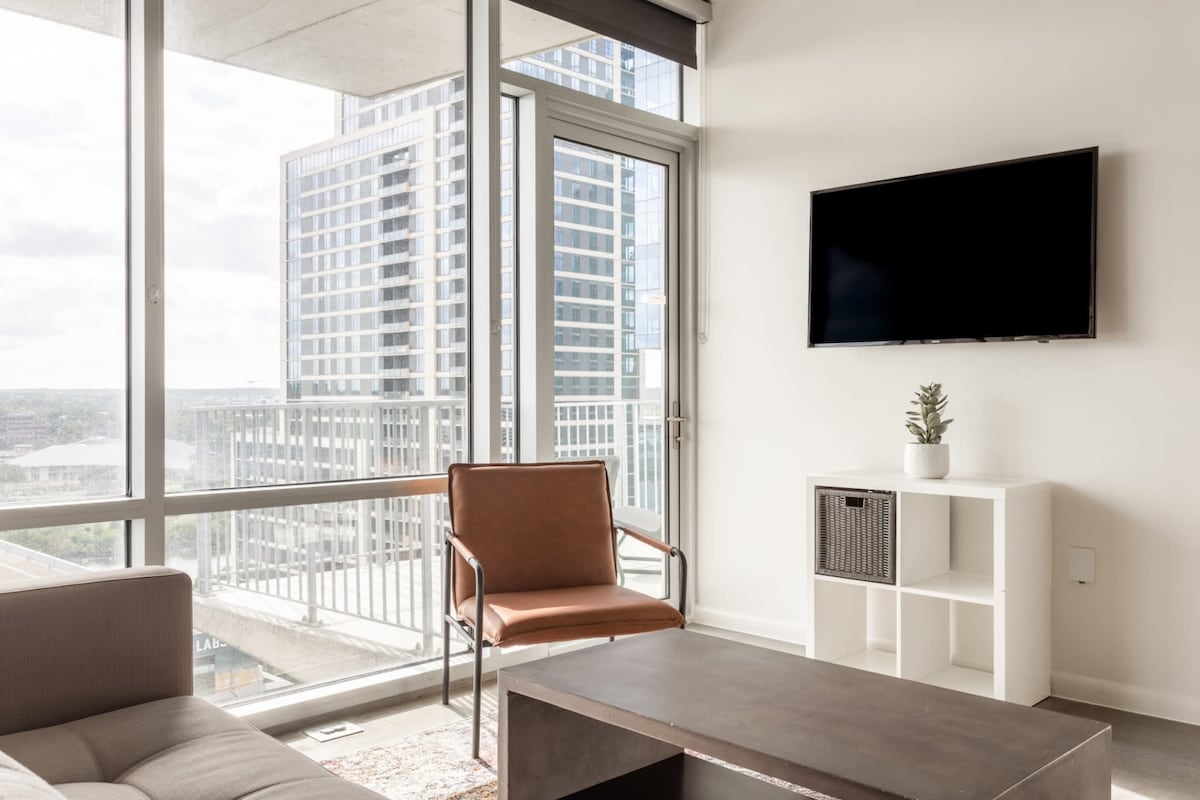 Kasa | Stunning 1BD with River Views | 2nd Street