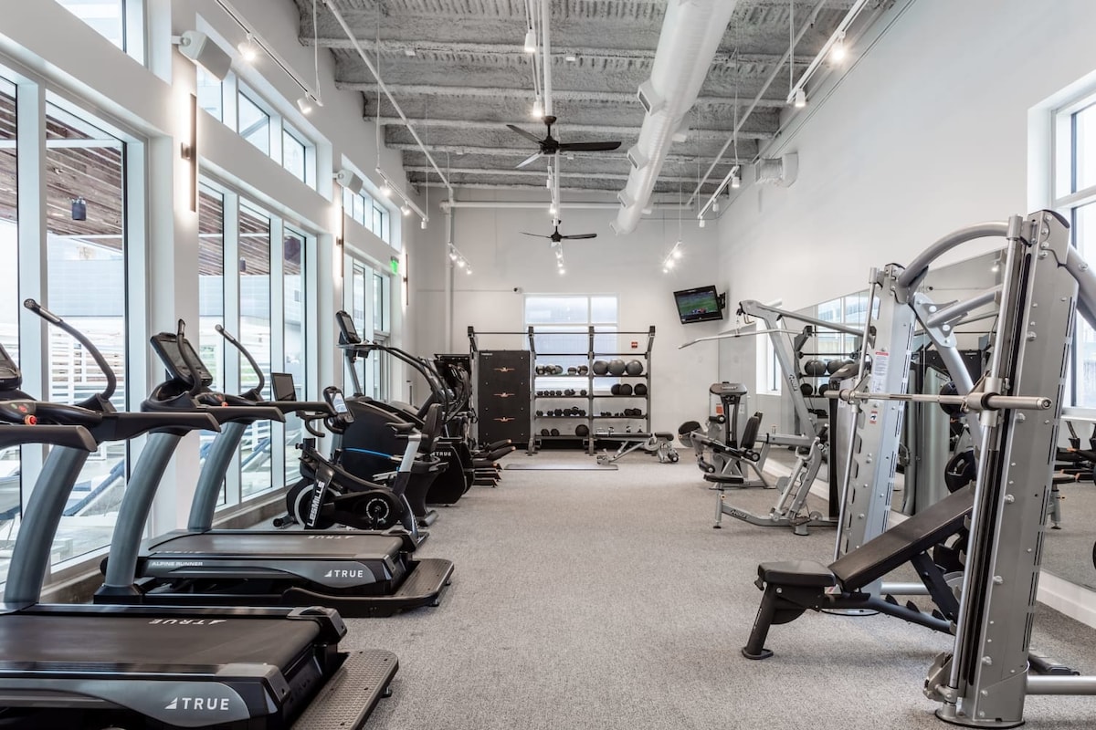 Kasa | Stunning 1BD with River Views | 2nd Street