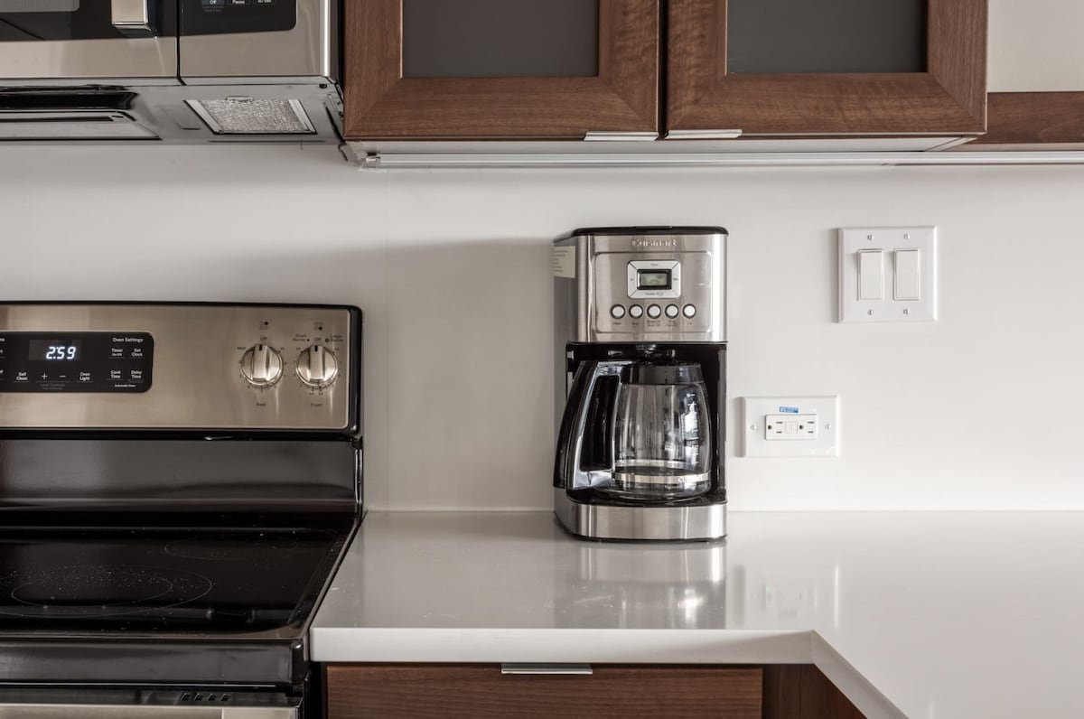 Kasa | Stunning 1BD with River Views | 2nd Street