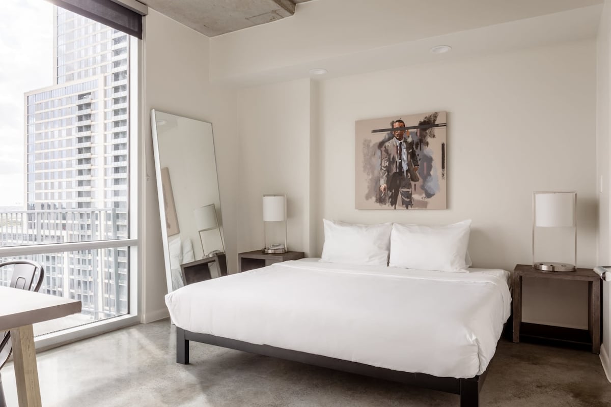 Kasa | Stunning 1BD with River Views | 2nd Street