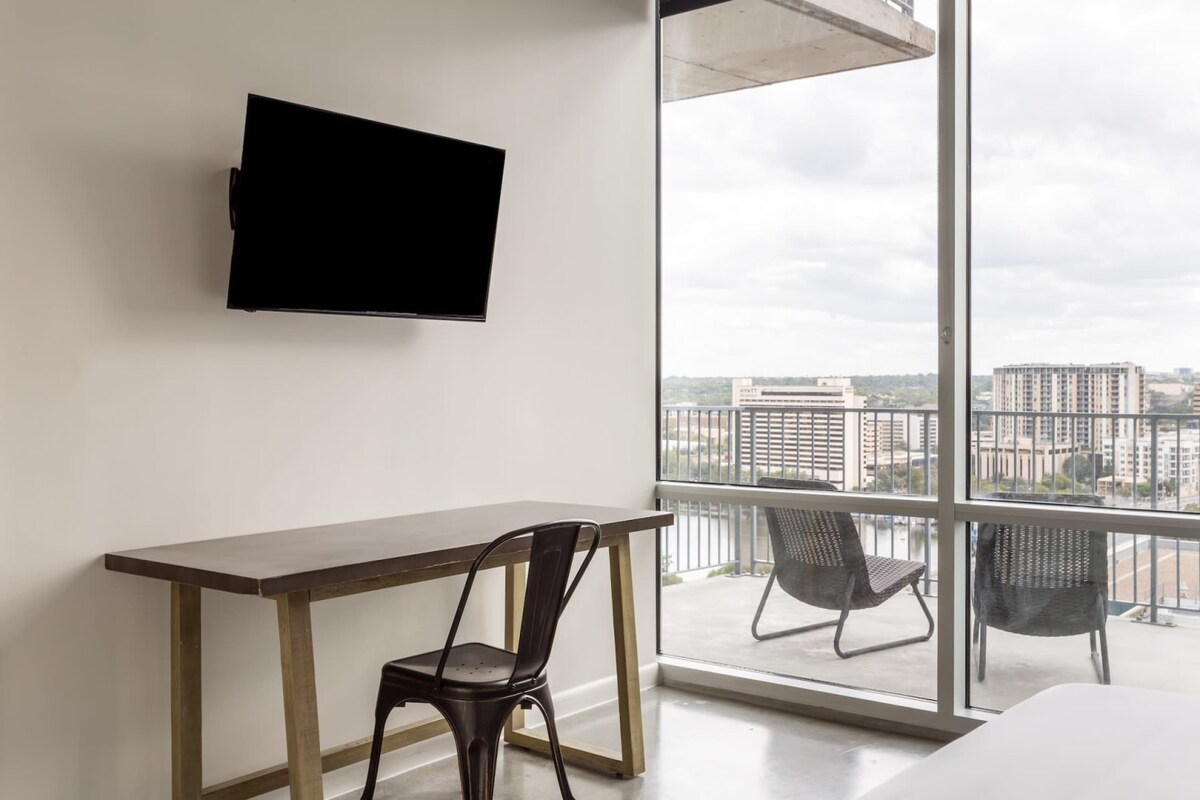 Kasa | Stunning 1BD with River Views | 2nd Street