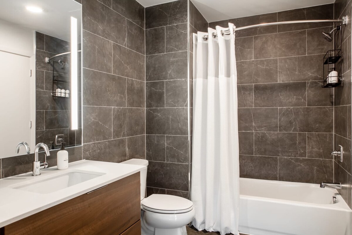 Kasa | Stunning 1BD with River Views | 2nd Street