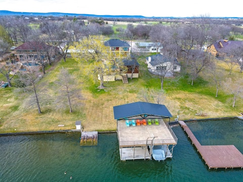 Lakeside Retreat w/ Pool, Outdoor Kitchen & More