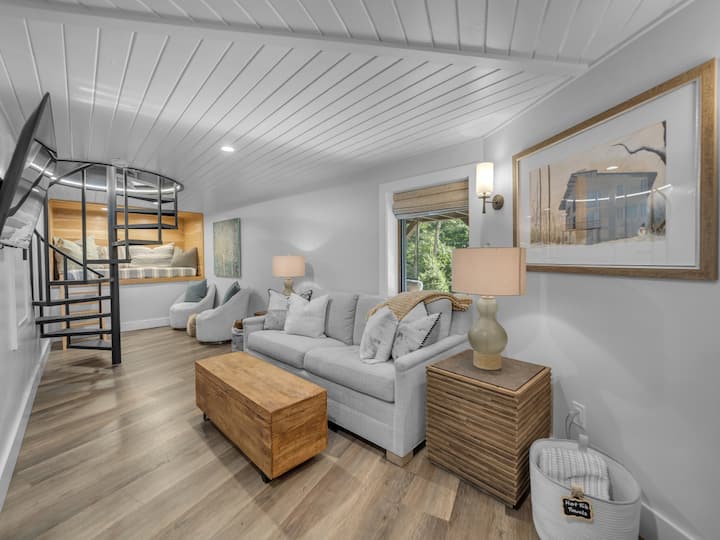 Downstairs with pullout sofa, smart TV, and additional sleeping in nook