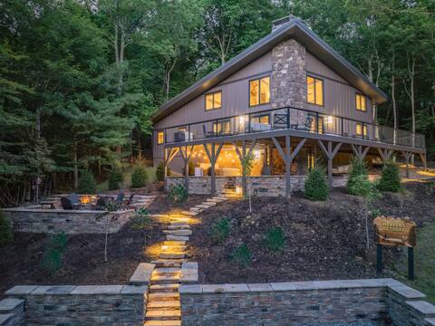 *Luxury* Home, Hot Tub, Firepit, Games & More!
