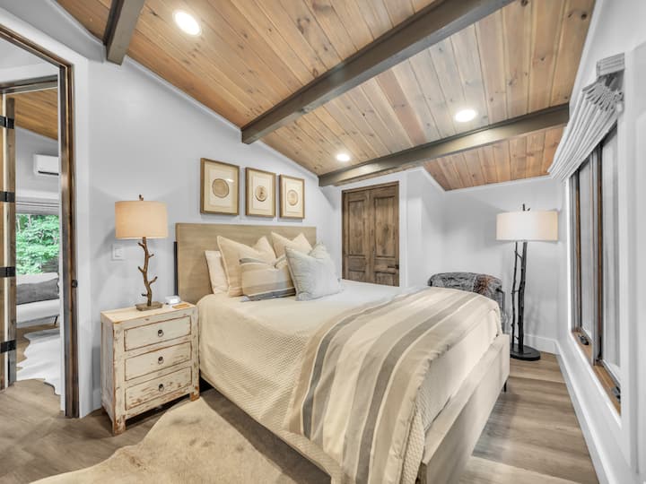 Guest Bedroom with Queen Bed