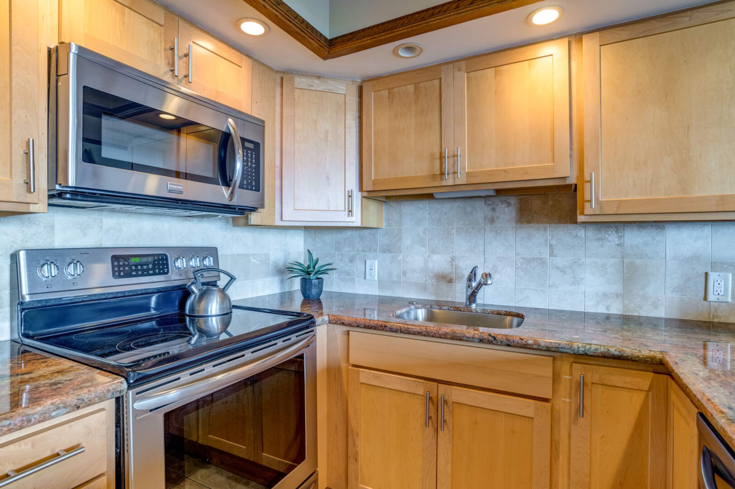 Condo in Lahaina · ★4.86 · 1 bedroom · 2 beds · 1 private bath - Image 11