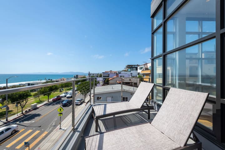 Stunning Panoramic Ocean Views Penthouse Hot Tub gallery image 3