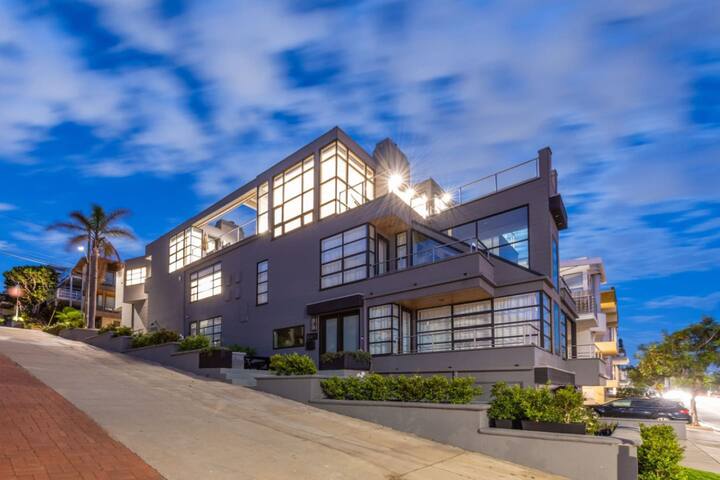 Stunning Panoramic Ocean Views Penthouse Hot Tub gallery image 5