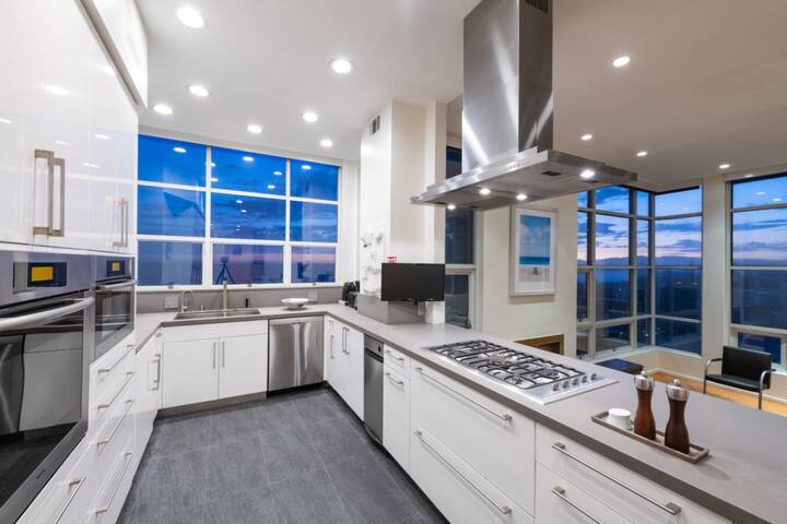 Stunning Panoramic Ocean Views Penthouse Hot Tub gallery image 4