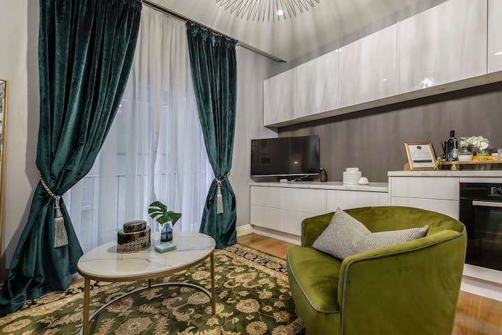 Parisian Pied-à-terre With Deep Bath On Collins St - Melbourne