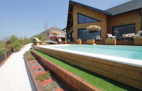 Magnificent villa with heated swimming pool and