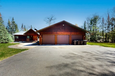 Scenic Dog-Friendly Lake House with Pool Table