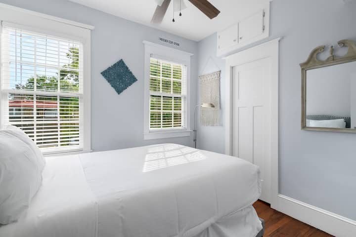 Გაიღვიძეთ ხედით – დიდი ფანჯრები მზის სხივებითა და უბნის ხიბლით გამოირჩევა.