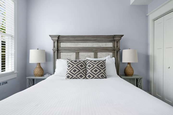 Დაისვენეთ და დაიმუხტეთ კარგად მოფიქრებულ საძინებელში, რომლის შუაგულიც კომფორტულია.