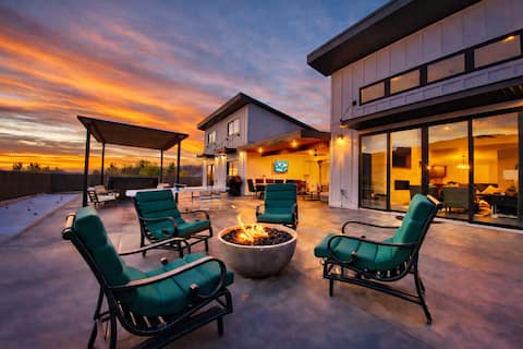 Luxury 5BR Moab Home - Heated Pool & Views