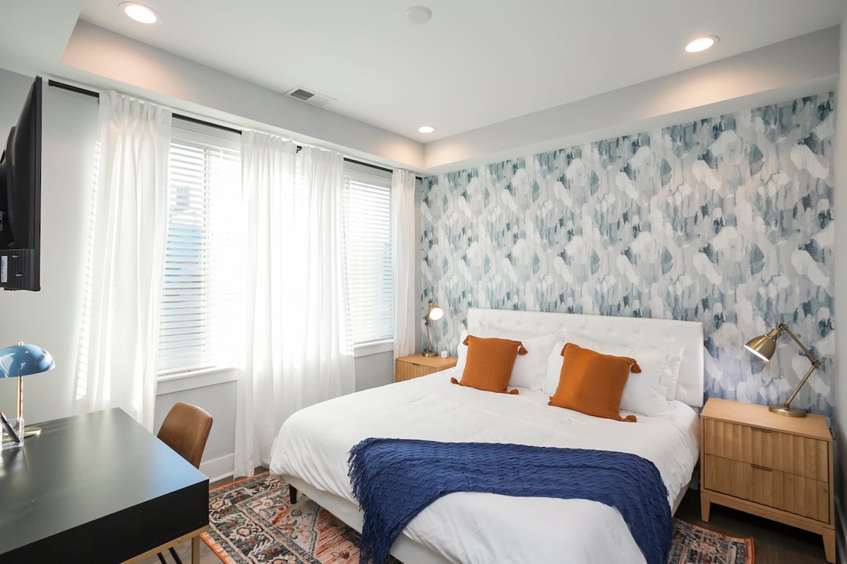 Დიდი საწოლი, სმარტ-ტელევიზორი და მიმდებარე სრული სააბაზანო