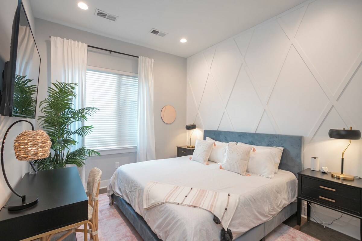 Საძინებელი 3: მე-3 სართული: კომფორტული საწოლი + აბაზანა-ტუალეტი საშხაპეში გასეირნებით!