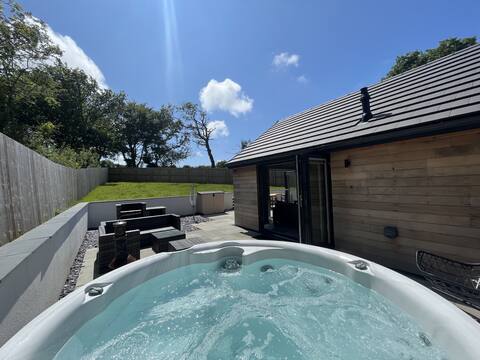 Oak Cottage with large garden and hot tub