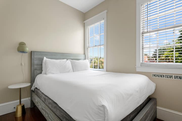 Habitaciones cuidadosamente decoradas que combinan estilo moderno con encanto histórico.