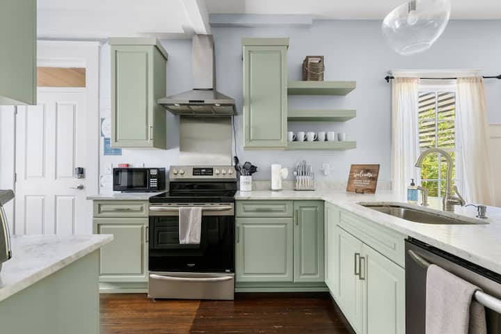 The Pearl Suite | Chef's Kitchen | Sleeps 6 - Charleston, SC