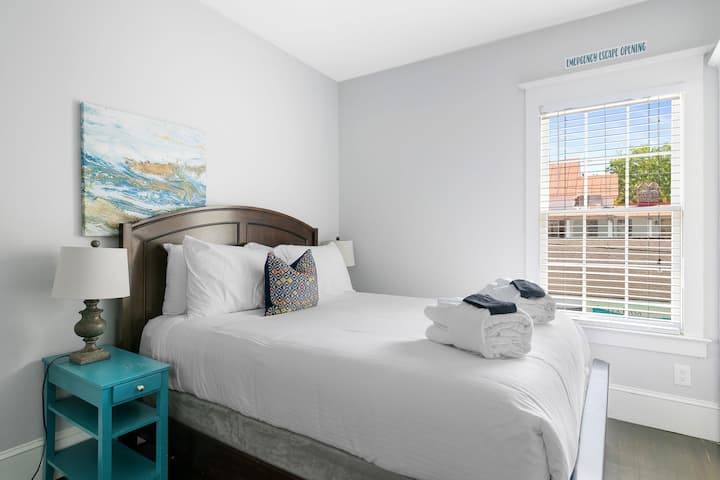 Удобноста го исполнува шармот со соодветни ноќни шкафчиња, светилки и третмани за прозорци.