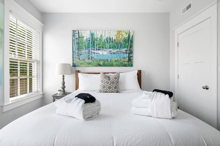 Стилски, но смирувачки – уреден со модерна уметност и мек текстил.