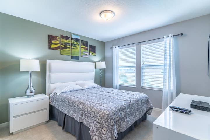 Спалня на горния етаж с телевизор с плосък екран