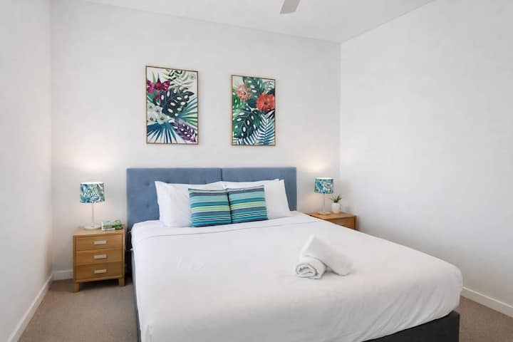 Le due camere da letto sono di ampie dimensioni e includono armadi a muro e arredi accoglienti, e hanno la possibilità di avere 1 letto matrimoniale o 2 singoli