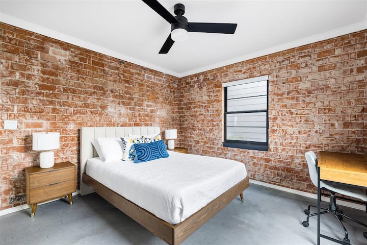 Fuera del comedor/cocina tenemos otra cómoda cama tamaño queen con sábanas suaves. ¡Se duplicará como un espacio de trabajo con un escritorio y una cómoda silla de escritorio si necesitas trabajar durante tus vacaciones! 