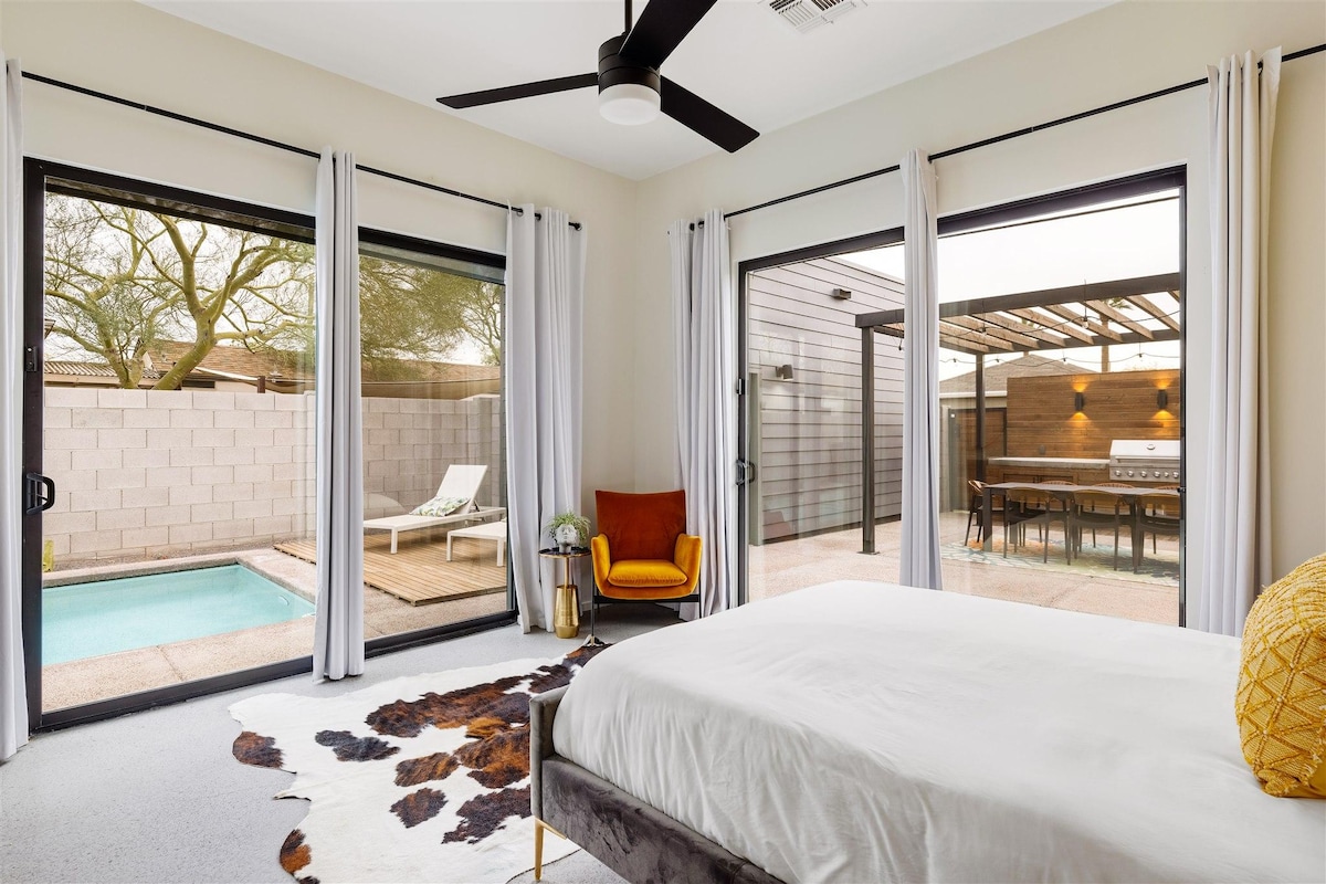 我们的主卧室设有通往泳池和户外用餐区的天花板至地板滑动门。