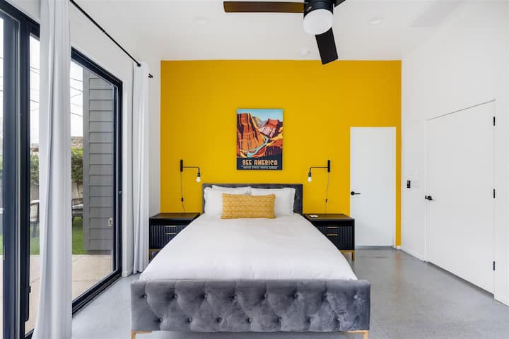 Nuestro dormitorio principal tiene puertas correderas a la piscina y al comedor al aire libre. ¡Está conectado al baño principal y al vestidor con mucho espacio de almacenamiento! ¡Disfruta de una gran noche de descanso con nuestras suaves sábanas de calidad hotelera y colchón de espuma viscoelástica