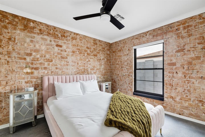 El segundo dormitorio de la sala de estar incluye un cómodo colchón queen de espuma viscoelástica con sábanas suaves y vestidor. 