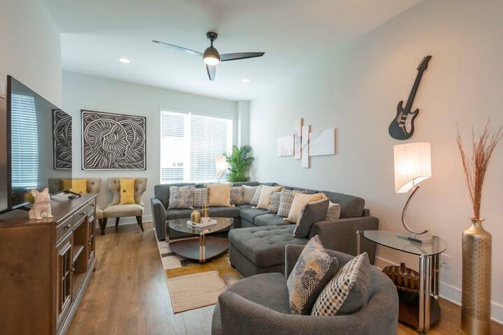 Luxury Townhome★11 Beds★Breathtaking Views★Mins DT gallery image 4