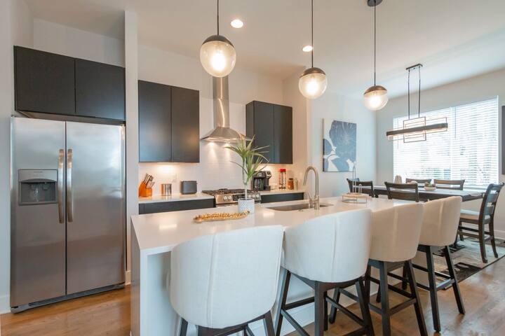 Luxury Townhome★11 Beds★Breathtaking Views★Mins DT gallery image 5