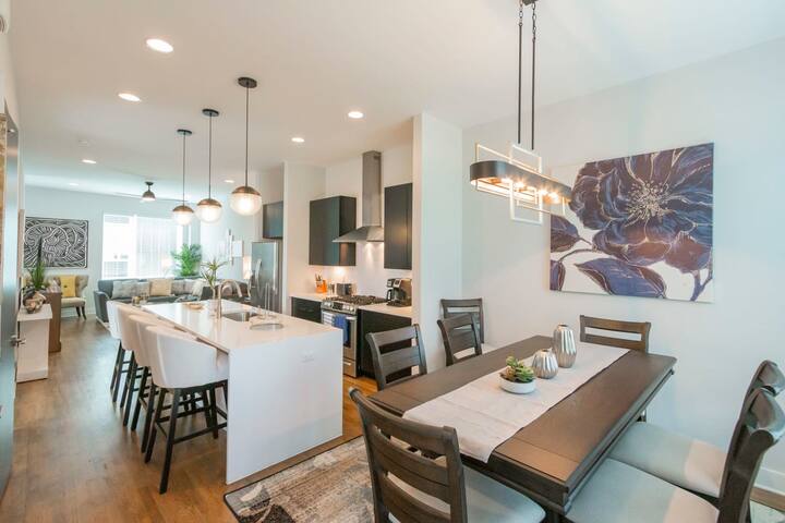 Luxury Townhome★11 Beds★Breathtaking Views★Mins DT gallery image 3